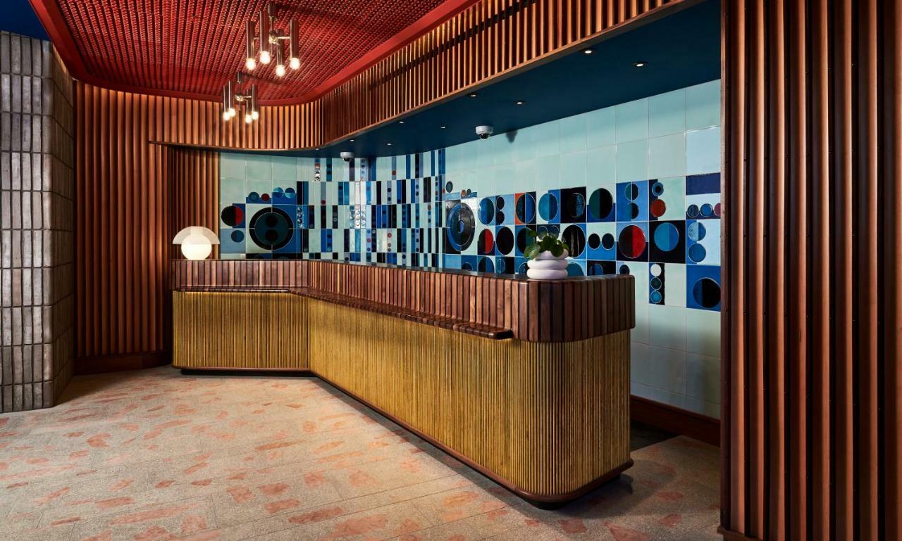 Hotel The Standard Londra Esterno foto The reception desk at the hotel