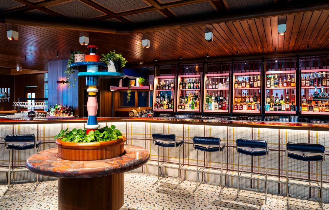Hotel The Standard Londra Esterno foto The bar at the 1960s-themed bar, The 60s