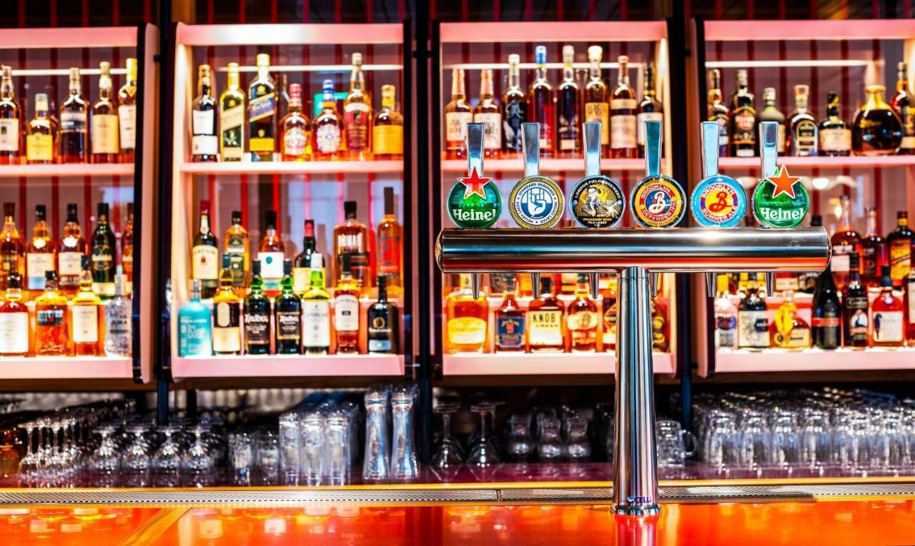 Hotel The Standard Londra Esterno foto Beer taps in a bar