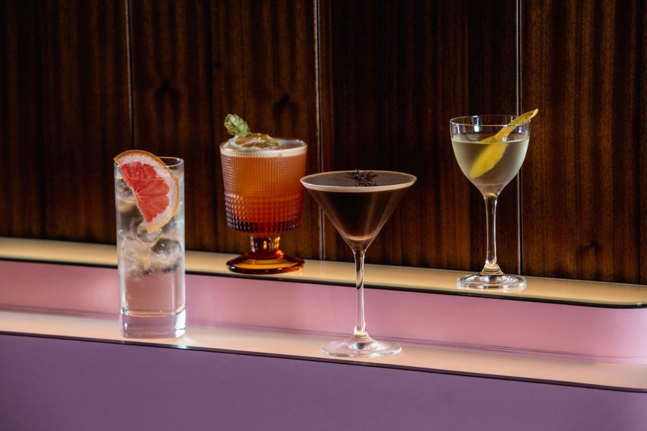 Hotel The Standard Londra Esterno foto A selection of cocktails